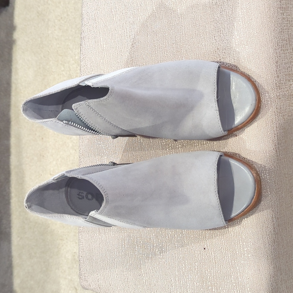 Sorel 8.5 open toe booties.